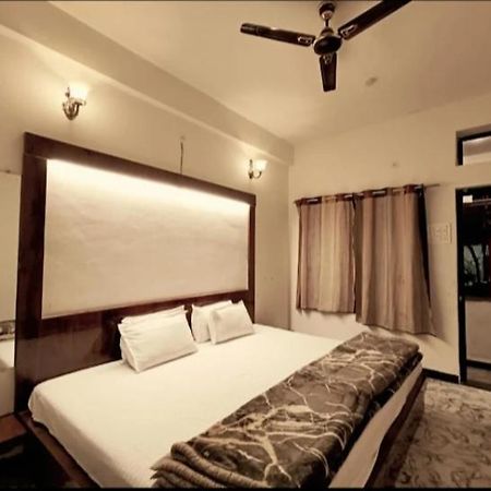 אויאיין Hotel Malhotra Palace מראה חיצוני תמונה